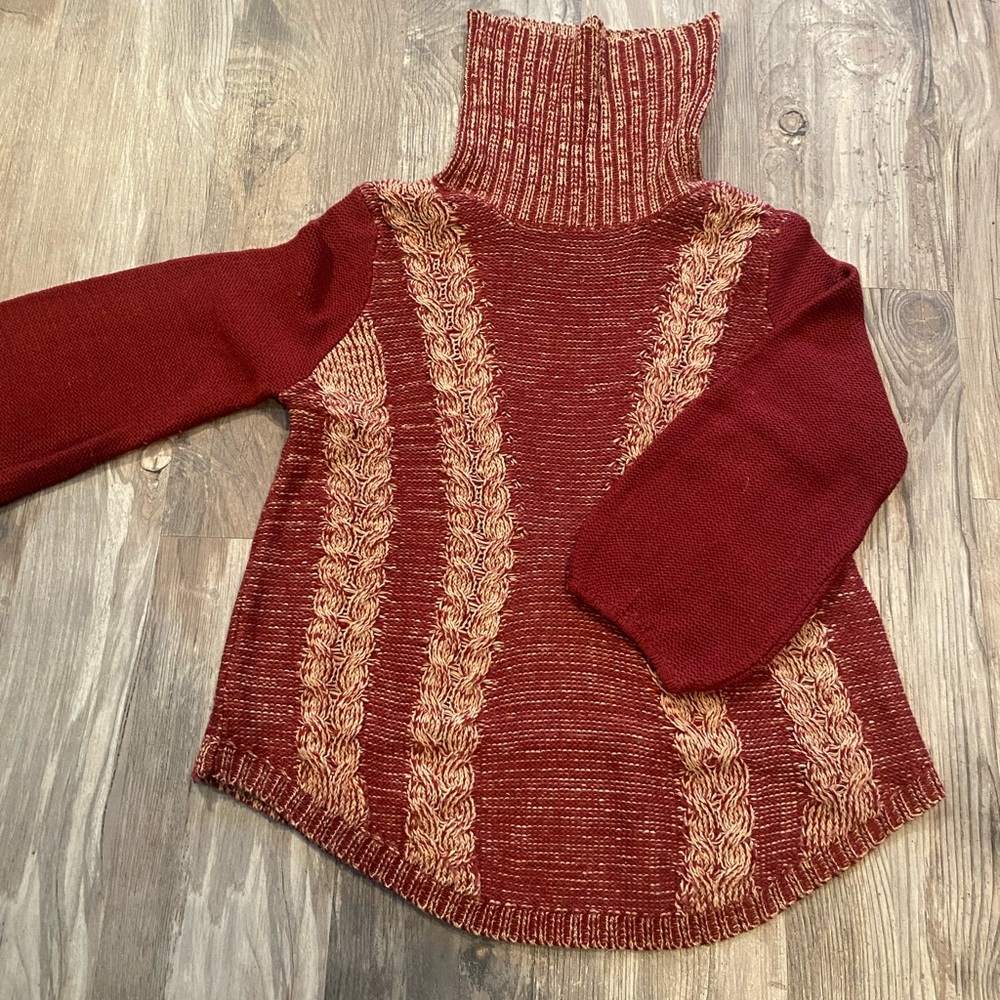 Umber size large crowl neck sweater.